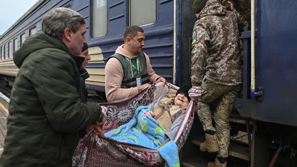 Tady by zimu možná nepřežili. Fotky útěku z Chersonu pod ukrajinskou vlajkou